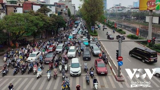 Toàn cảnh Ngã tư 1/5 Đông Anh Hà Nội vào giờ cao điểm, thể hiện tình trạng giao thông đông đúc phương tiện